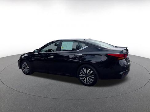 Used 2025 Nissan Altima 2.5 SV FWD image 9