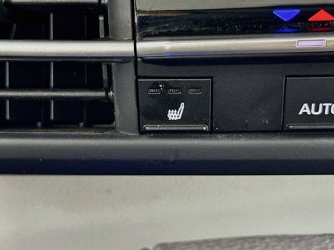 Certified 2025 Toyota Sienna XLE FWD image 8