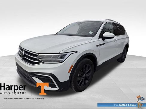 Used 2024 Volkswagen Tiguan SE w/ Panoramic Sunroof Package image 1
