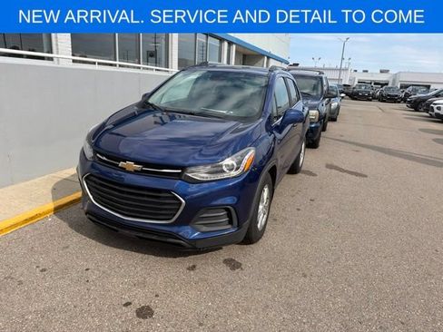 Used 2017 Chevrolet Trax LT w/ Sun & Sound Package FWD image 2