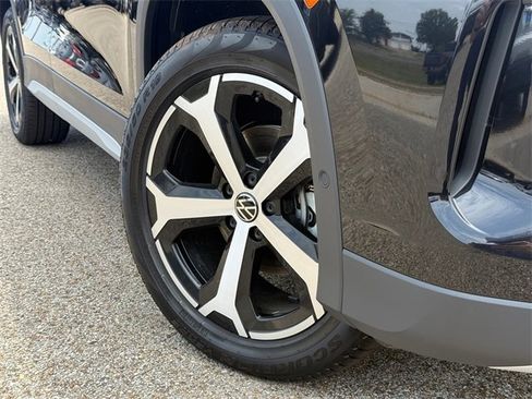 New 2025 Volkswagen Tiguan SE image 2