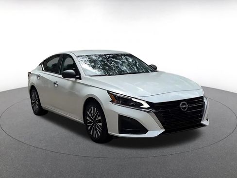 Used 2025 Nissan Altima 2.5 SV FWD image 3