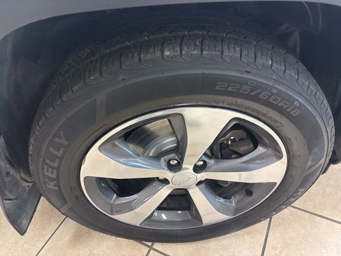 Used 2019 Jeep Cherokee Limited w/ Trailer Tow Group AWD/4WD image 32