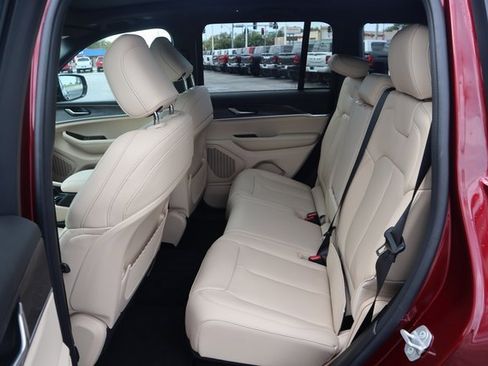 New 2025 Jeep Grand Cherokee Limited image 17