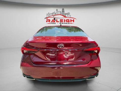 Used 2019 Toyota Avalon XLE w/ Moonroof Package image 5
