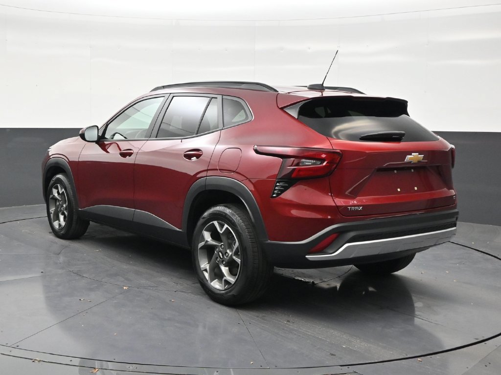 Used 2025 Chevrolet Trax LT FWD image 3