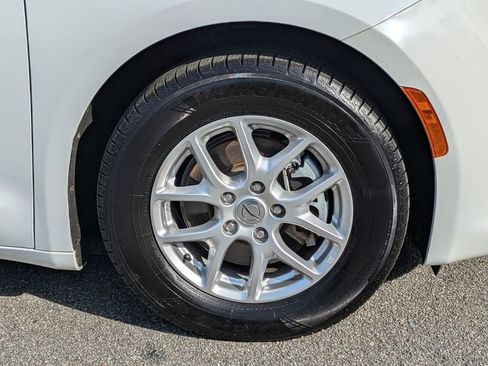 Used 2023 Chrysler Voyager LX image 12