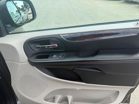 Used 2015 Chrysler Town & Country Touring FWD image 21