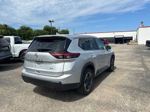 Used 2024 Nissan Rogue SV FWD image 3