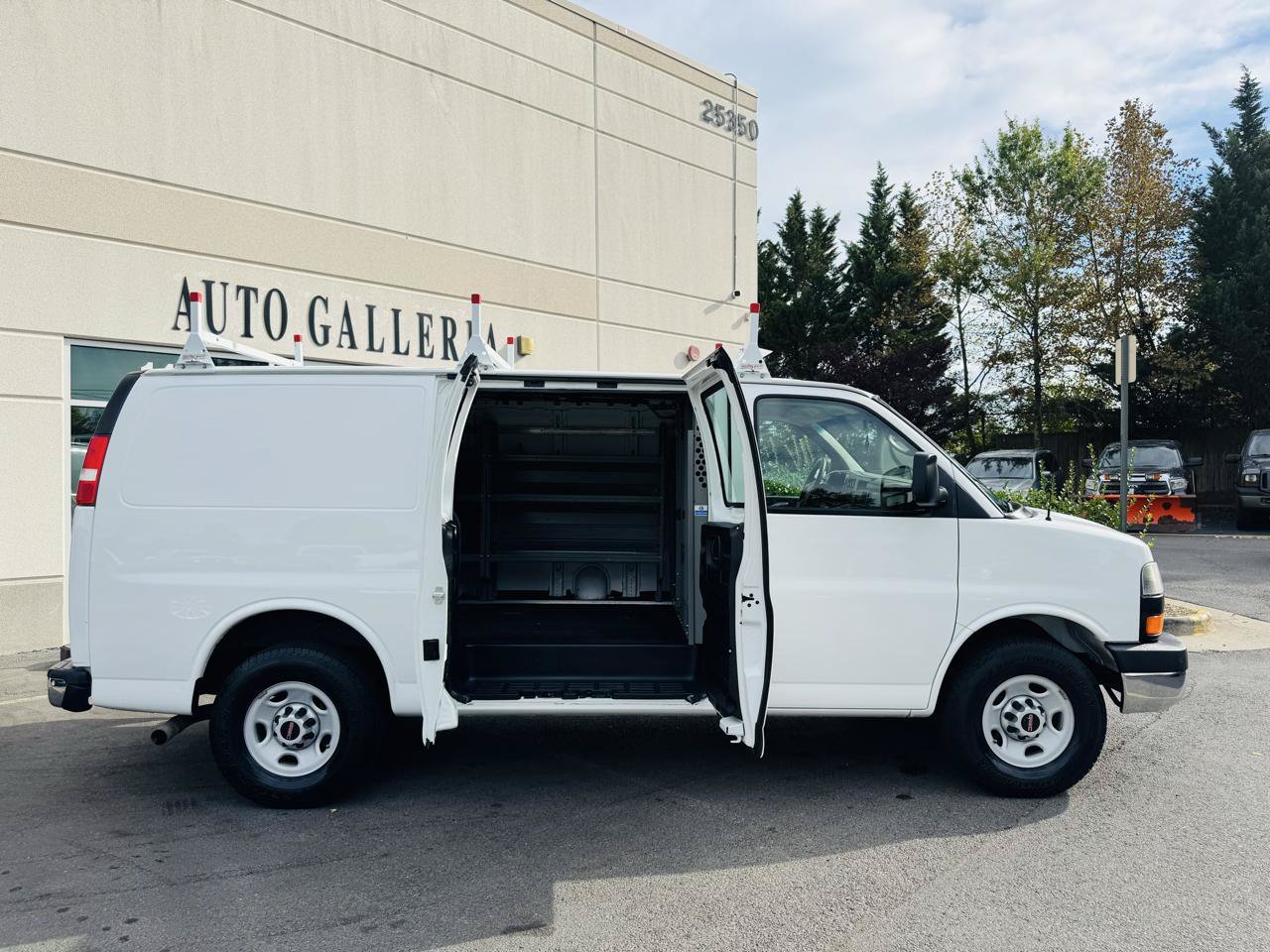 Used 2009 GMC Savana 2500 w/ Chrome Appearance Package RWD image 19
