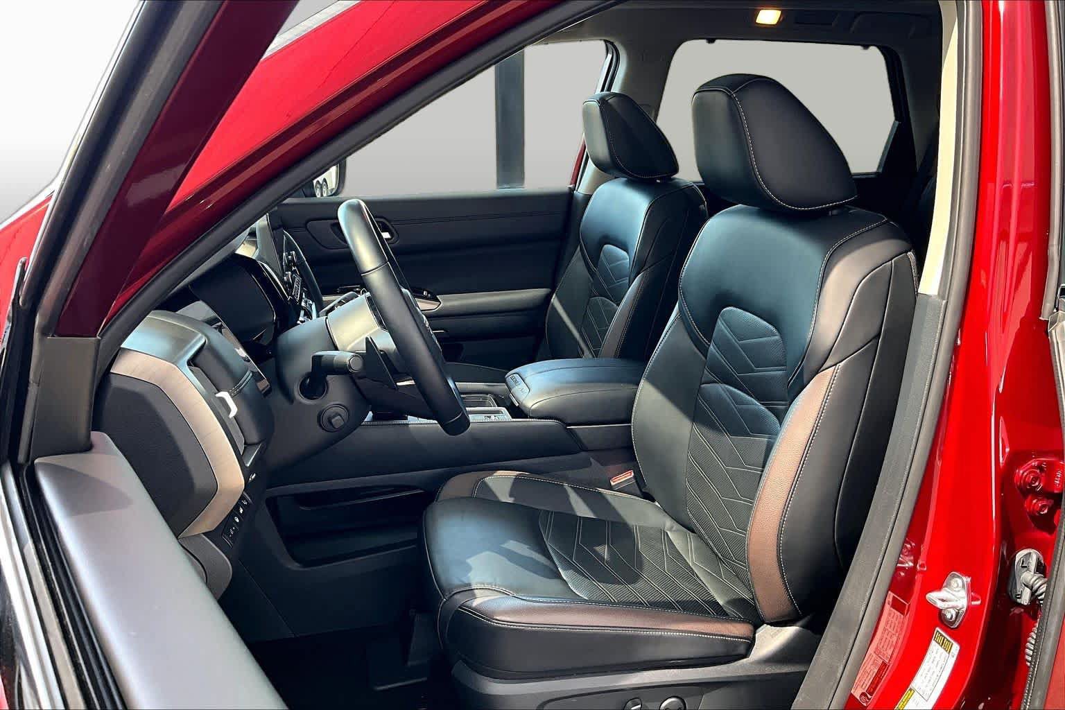 Certified 2025 Nissan Pathfinder Platinum FWD image 8