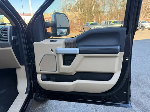 Used 2017 Ford F250 Lariat w/ Chrome Package image 15