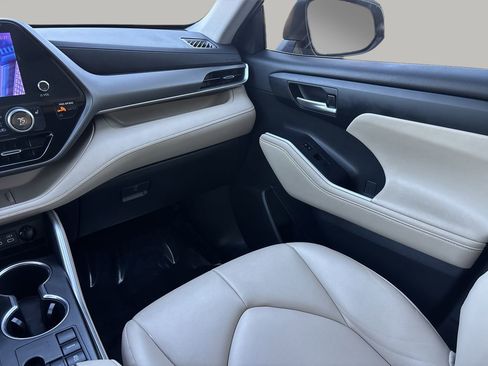 Used 2023 Toyota Highlander XLE image 16