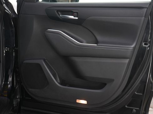 Used 2024 Toyota Highlander XLE image 14