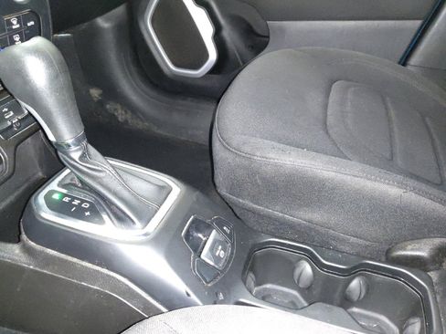 Used 2021 Jeep Renegade Latitude FWD image 26