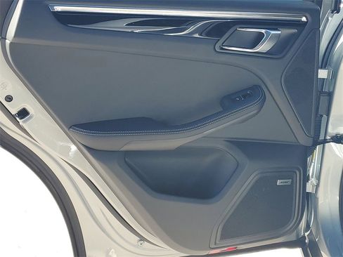 Used 2025 Porsche Macan image 19