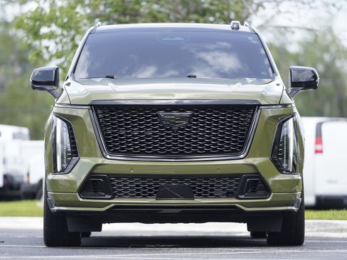 Used 2025 Cadillac Escalade ESV V AWD/4WD image 7