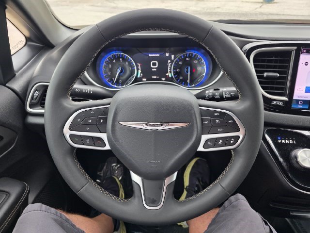 Certified 2025 Chrysler Pacifica Select FWD image 26