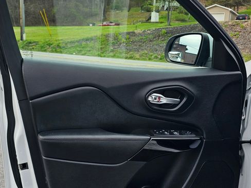 Used 2019 Jeep Cherokee Latitude Plus image 29