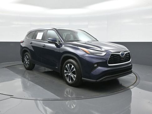Certified 2024 Toyota Highlander XLE AWD/4WD image 1