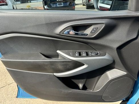 Used 2025 Chevrolet Trax RS w/ Sunroof Package image 21