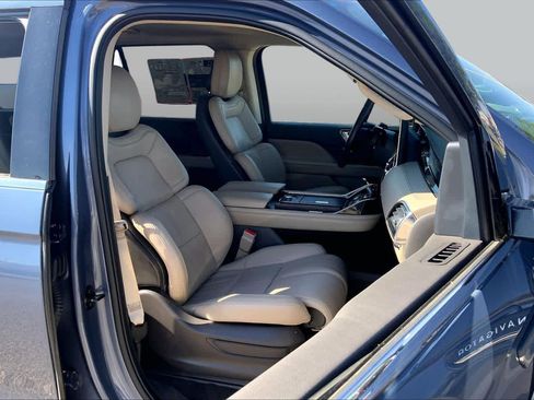 Used 2023 Lincoln Navigator 4WD image 9