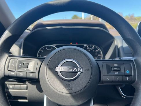 Used 2023 Nissan Rogue SV image 16