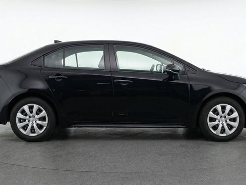 Used 2025 Toyota Corolla LE FWD image 11
