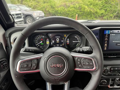 Used 2025 Jeep Wrangler Sahara AWD/4WD image 20