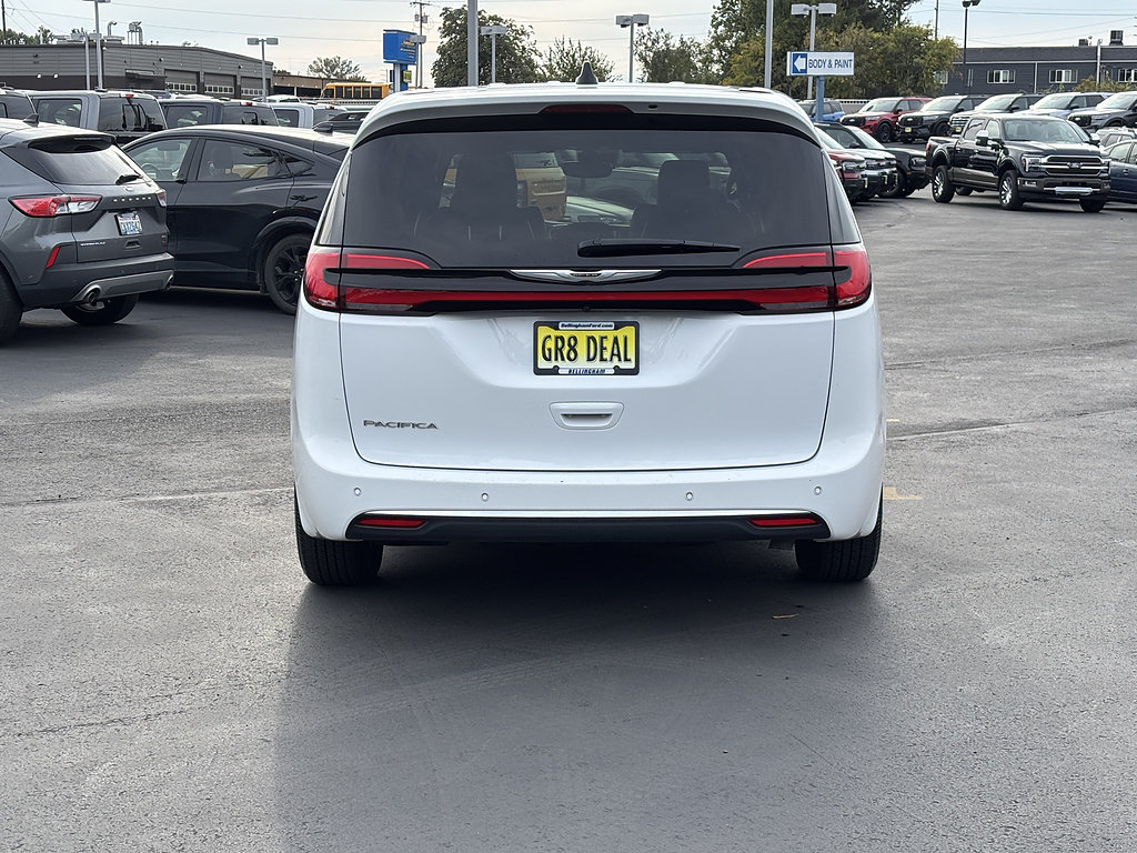 Used 2025 Chrysler Pacifica Select FWD image 6