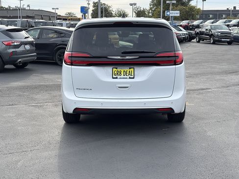 Used 2025 Chrysler Pacifica Select FWD image 6