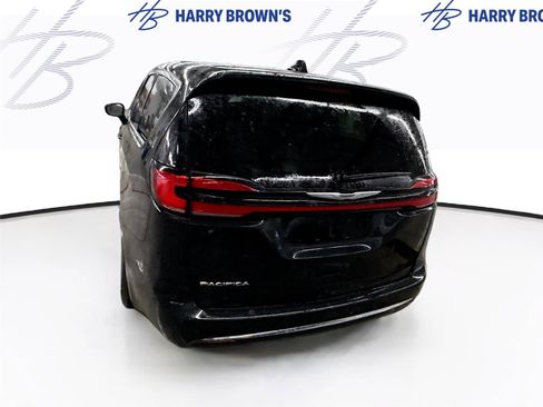 Used 2023 Chrysler Pacifica Touring-L image 9