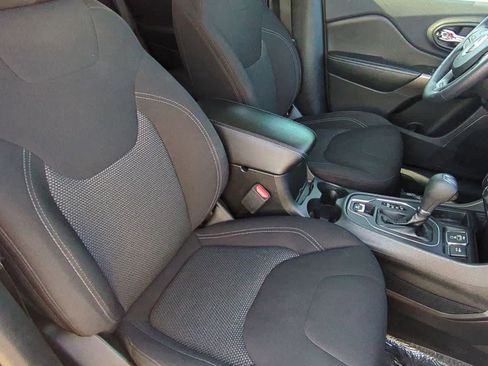 Used 2019 Jeep Cherokee Latitude w/ Popular Appearance Group image 20