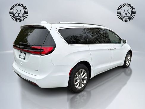 Used 2021 Chrysler Pacifica Touring-L AWD/4WD image 5