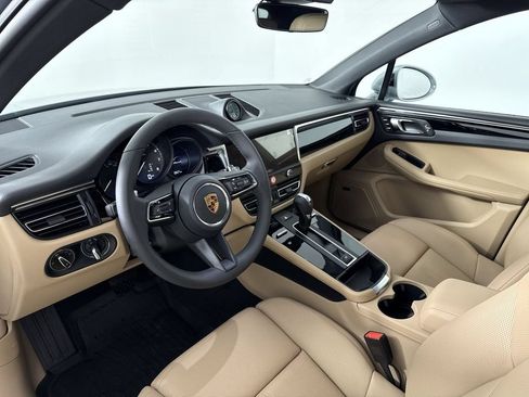 Certified 2026 Porsche Macan AWD/4WD image 4
