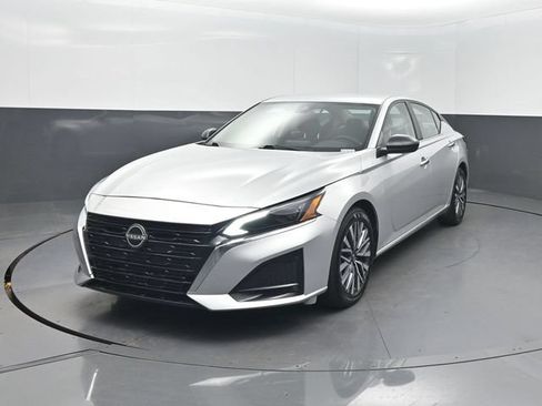 Used 2025 Nissan Altima 2.5 SV FWD image 1