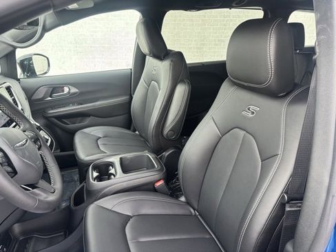 New 2026 Chrysler Pacifica Select w/ S Appearance Package image 11