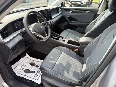 Used 2025 Volkswagen Tiguan SE AWD/4WD image 13