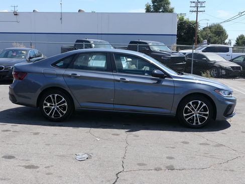 Used 2025 Volkswagen Jetta Sport FWD image 2