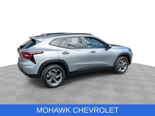 Used 2024 Chevrolet Trax LT w/ Driver Confidence Package FWD image 8