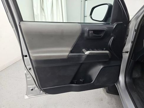 Used 2019 Toyota Tacoma SR5 AWD/4WD image 11