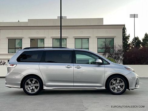 Used 2018 Toyota Sienna SE Premium image 7