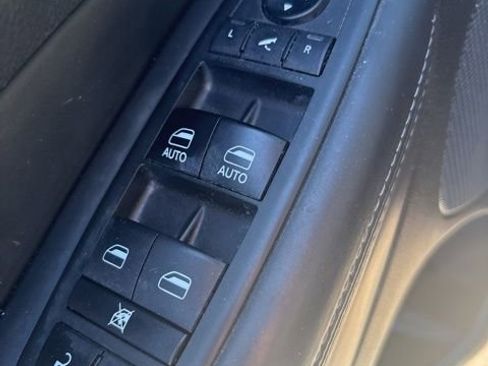 Used 2019 Jeep Grand Cherokee Overland AWD/4WD image 18