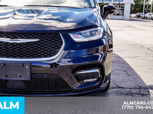 Used 2024 Chrysler Pacifica Touring-L image 18