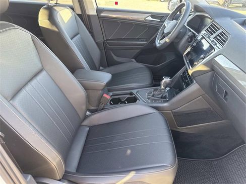 Used 2022 Volkswagen Tiguan SE w/ Panoramic Sunroof Package image 27