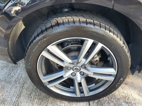 Certified 2021 Volvo XC60 T5 Momentum w/ Premium Package image 7