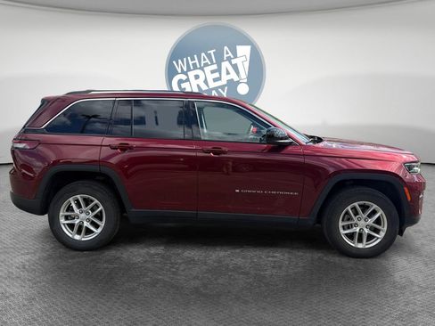 Used 2023 Jeep Grand Cherokee Laredo w/ Luxury Tech Group I AWD/4WD image 2