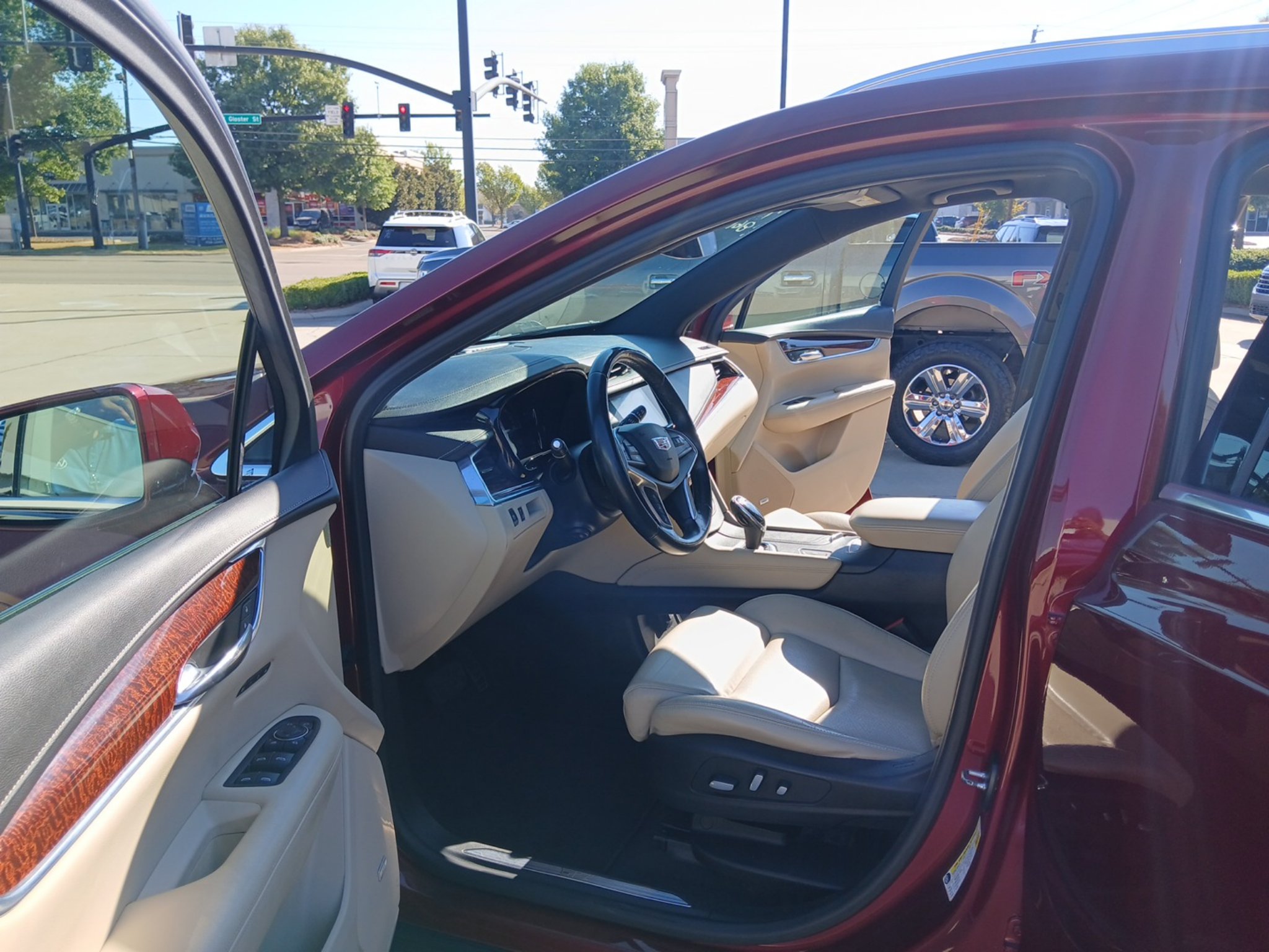Used 2017 Cadillac XT5 Luxury w/ Driver Awareness Package FWD image 9
