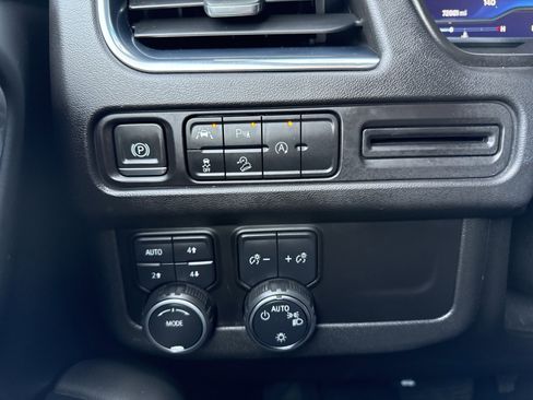 Used 2023 Chevrolet Suburban Premier image 37