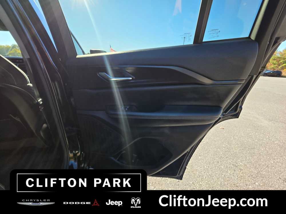 Used 2023 Jeep Grand Cherokee Laredo AWD/4WD image 17
